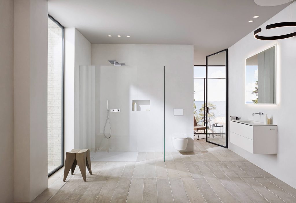 modernes, minimalistisches Badezimmer mit barrierefreier Dusche
