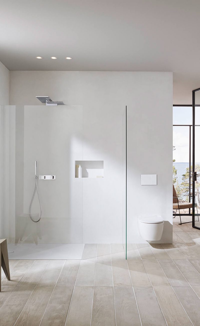 modernes, minimalistisches Badezimmer mit barrierefreier Dusche